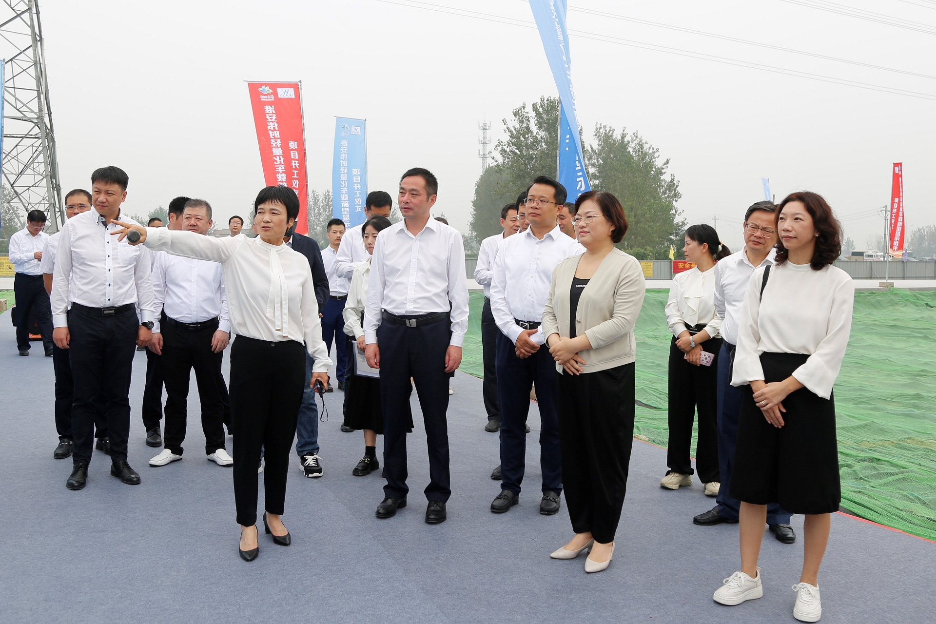 1696670165479772.jpg 淮安球速体育轻量化车载新型显示组件项目开工建设3.JPG